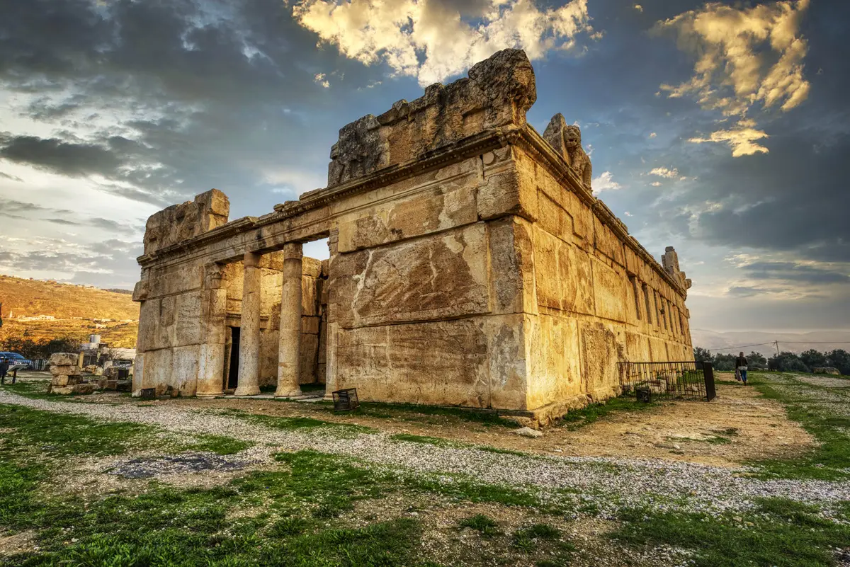 Half-Day Private Tour to Qasr Al-Abd and Ancient Caves