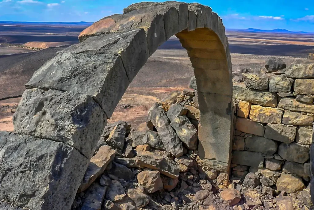 Surviving basalt arch at Qasr Usaykhim